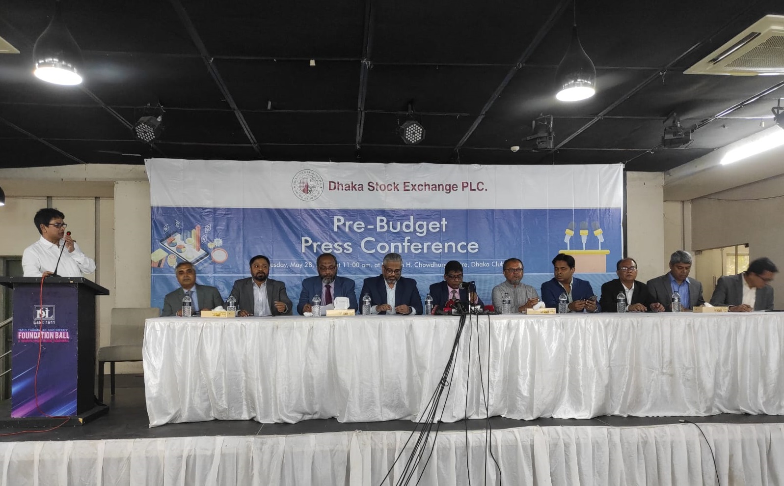 শেয়ারবাজারের ক্রান্তিলগ্নে নতুন করের বোঝা না চাপানোর অনুরোধ ডিএসই’র